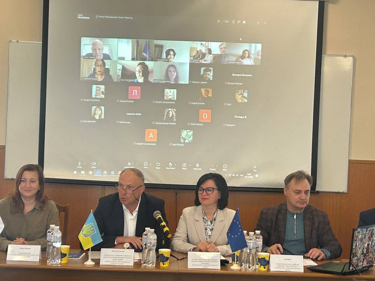 Лідерство в епоху штучного інтелекту: міжнародний досвід для АПСВТ