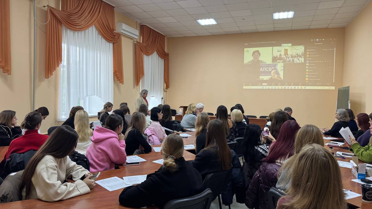 Інтеграція професійного досвіду в освітній процес: участь здобувачів і викладачів кафедри маркетингу АПСВТ у Всеукраїнському круглому столі